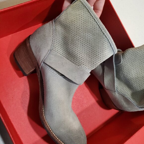 Donald J Pliner size 6M Boots - Picture 3 of 9